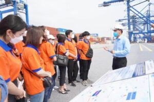 Sinh vien nganh kinh doanh quoc te 1